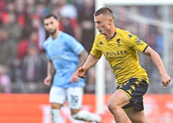 Albert Gudmundsson con la maglia del Genoa (Foto ANSA)