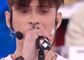 Deddy di Amici canta sul palco