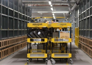 Un centro logistico Amazon (Ansa)