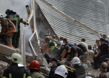 Ucraina. Soccorritori dopo il missile caduto sull'Ospedale Okhmatdyt di Kiev (Ansa)