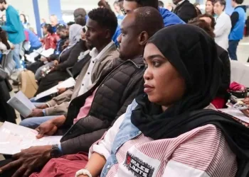 Arrivo di immigrati a Fiumicino provenienti da Libia e altri Paesi africani, marzo 2023 (Ansa)