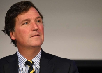 Il giornalista Tucker Carlson durante l'Australian Freedom Conference a Canberra (Foto Ansa 2024 EPA/LUKAS COCH)