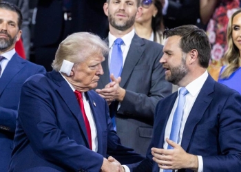 Donald Trump con JD Vance alla convention repubblicana di Milwaukee (Ansa)