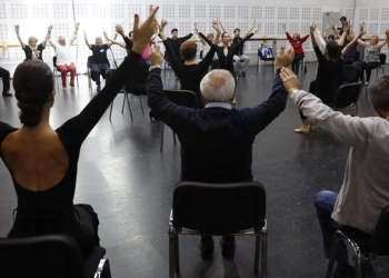 Malati di Parkinson impegnati in alcuni esercizi (Ansa)