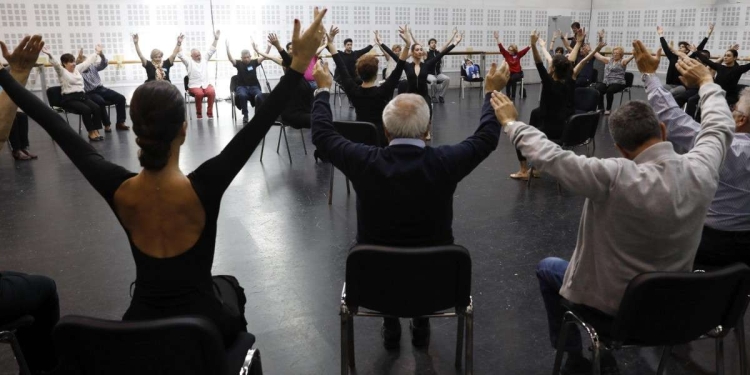Malati di Parkinson impegnati in alcuni esercizi (Ansa)