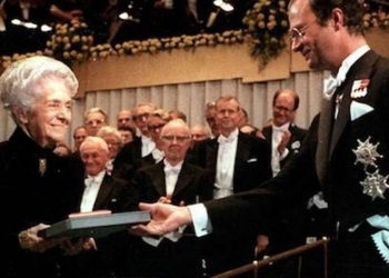 Rita Levi-Montalcini riceve il Premio Nobel per la Medicina
