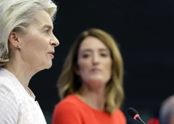 Ursula von der Leyen, presidente della Commissione Ue al secondo mandato, e Roberta Metsola, riconfermata presidente del parlamento Ue (Ansa)