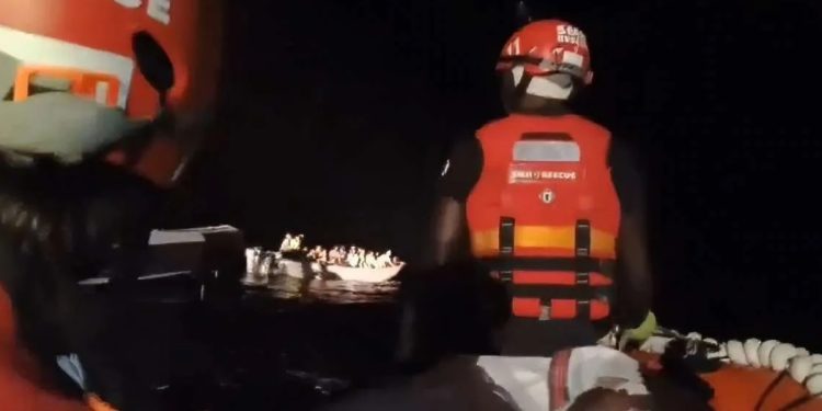 Migranti, l'intervento della ong spagnola Aita Mari