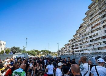 Gli abitanti evacuati dalle loro abitazioni a Scampia (Ansa)