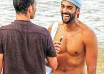 Marco Mengoni in vacanza al mare con gli amici prima del tour 2025