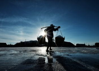 Lavoratore sotto il caldo, crisi climatica