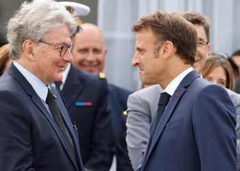 Macron e Breton, Francia