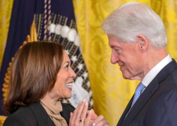Kamala Harris e Bill Clinton (Ansa)
