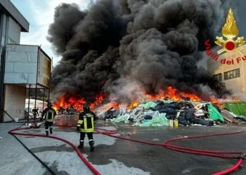 Incendio a Massa, foto dei Vigili del fuoco