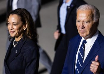 Il presidente Usa Joe Biden (d) con la vicepresidente Kamala Harris (Ansa)