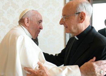 Papa Francesco con il prelato dell'Opus Dei