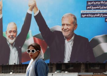 A Teheran. Una maxi-fotografia ritrae Ismail Haniyeh (s) con il neopresidente dell'Iran Masud Pezeshkian (Ansa)