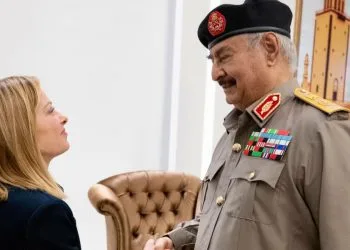 Giorgia Meloni con il generale Khalifa Haftar (Ansa)