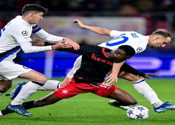 epa10965181 FC Salzburg's Karim Konate (C) in action against Inter's Carlos Augusto (R) during the UEFA Champions League soccer Group D soccer match between RB Salzburg and Inter Milan, in Salzburg, Austria, 08 November 2023.  EPA/Christian Bruna