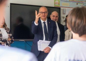 Ministro Valditara in una scuola milanese