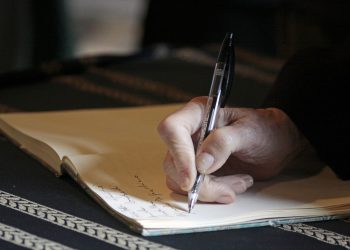 mano che scrive su un libro