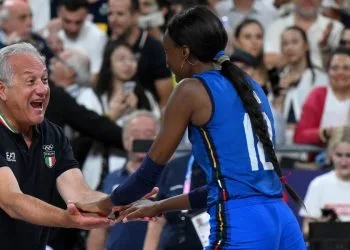 Julio Velasco, Ct della nazionale femminile italiana di pallavolo, con Paola Egonu (Ansa)