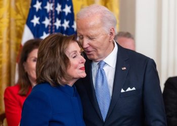 Biden con Nancy Pelosi