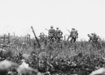 Fanteria britannica del Wiltshire Regiment all'attacco nei pressi di Thiepval, 7 agosto 1916, durante la battaglia della Somme (Wikipedia)