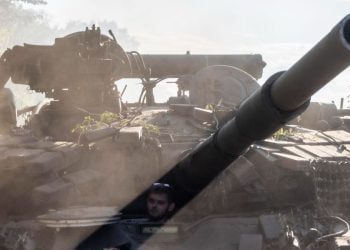 Tank ucraini avanzano nella regione di Kursk (Ansa)