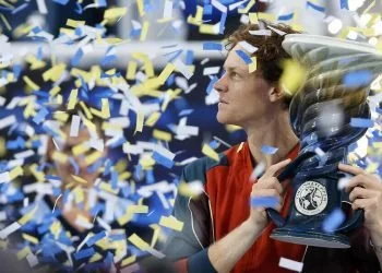 Jannik Sinner con il trofeo del Cincinnati Open (Foto ANSA)