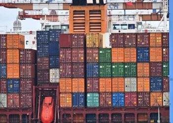 Containers nel porto di Genova (Ansa)