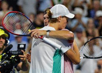 L'abbraccio tra Jannik Sinner e Tommy Paul (Foto ANSA)