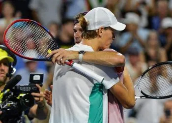 L'abbraccio tra Jannik Sinner e Tommy Paul (Foto ANSA)