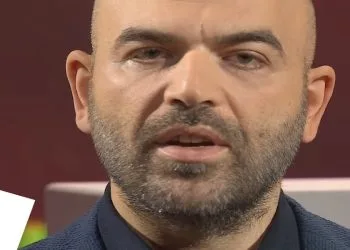 Roberto Saviano in tv con Insider (Foto: Facebook Rai 3)