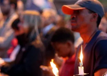 Fiaccolata a Roma per i cristiani perseguitati (Ansa)