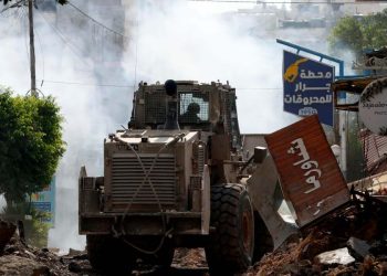 Bulldozer di Israele nelle strade di Jenin, in Cisgiordania (Ansa)