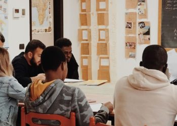 Immigrati a lezione. Comune di Santorso (Vicenza), nel 2023 (Ansa)