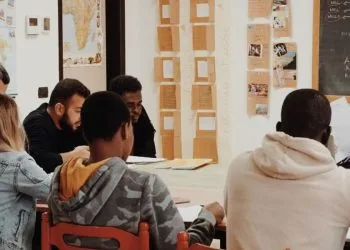 Immigrati a lezione. Comune di Santorso (Vicenza), nel 2023 (Ansa)