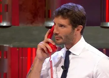 Stefano De Martino ad Affari Tuoi (Foto: screenshot da Raiplay)
