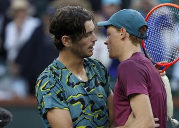 Taylor Fritz e Jannik Sinner si salutano a rete (Foto ANSA)