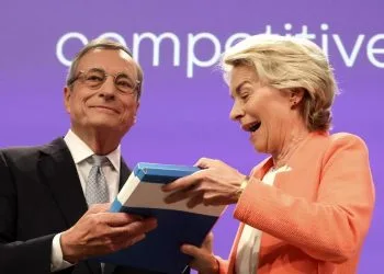 Mario Draghi con Ursula von der Leyen (Ansa)