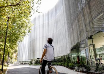 La sede dell'Università Bocconi in via Sarfatti (Ansa)