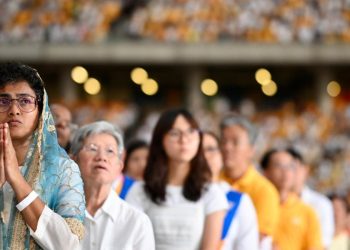 Fedeli cattolici alla messa di papa Francesco a Singapore, 12 settembre 2024 (Ansa)