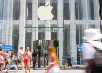 L'Apple store sulla Quinta Strada a New York (Ansa)