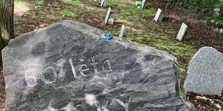 La pietra del cimitero di Ďáblice ((foto d'archivio)