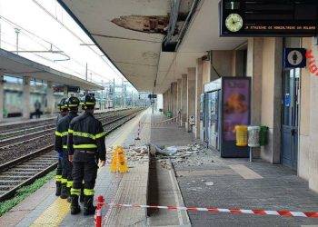 Crolla pensilina stazione Monza (foto vigili del fuoco)