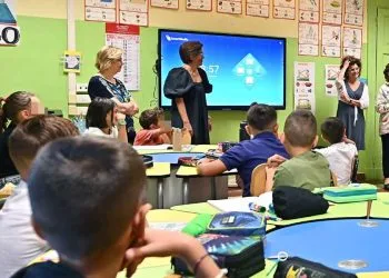 Primo giorno di scuola a Torino (Ansa)