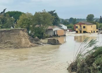 Lo squarcio che ha causato gli allagamenti a Traversara, frazione di Bagnacavallo (Ansa)