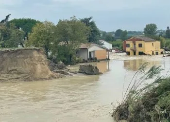 Lo squarcio che ha causato gli allagamenti a Traversara, frazione di Bagnacavallo (Ansa)