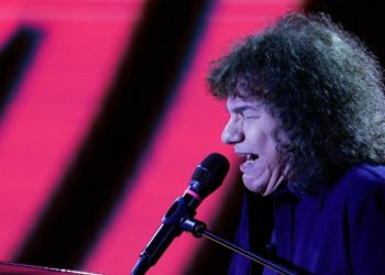 Riccardo Cocciante al pianoforte